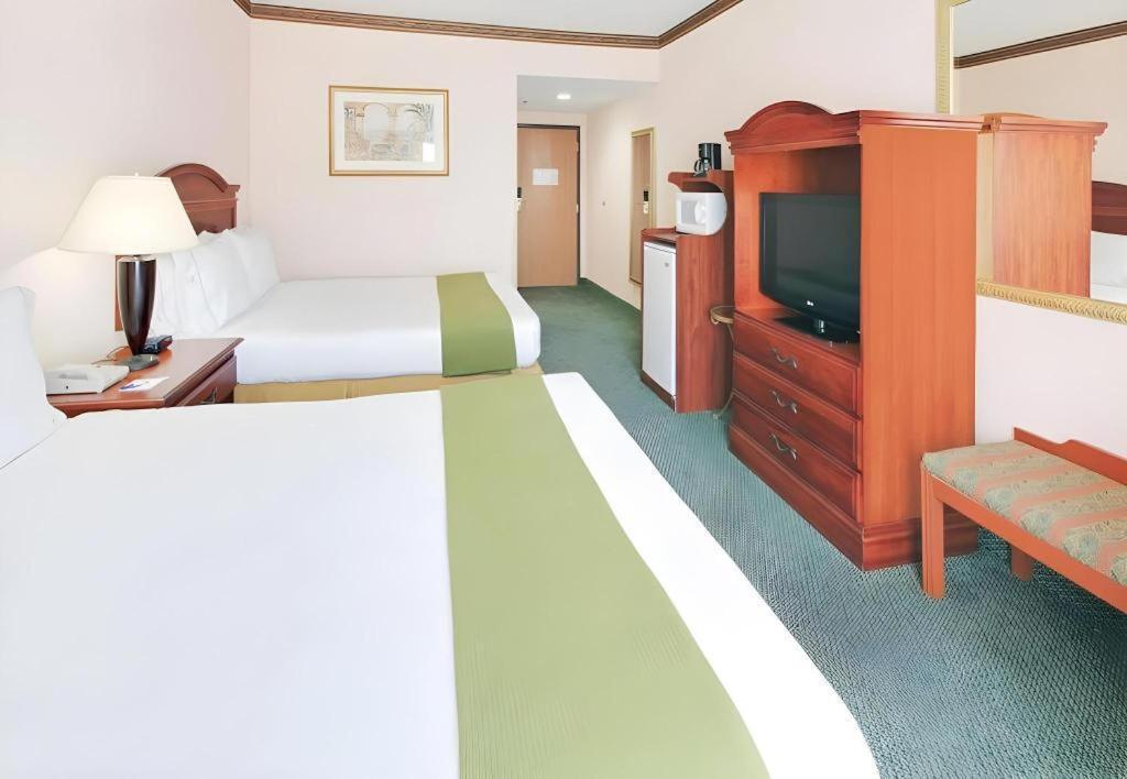 Holiday Inn Express Hotel & Suites Cleveland - Ms By Ihg Eksteriør bilde