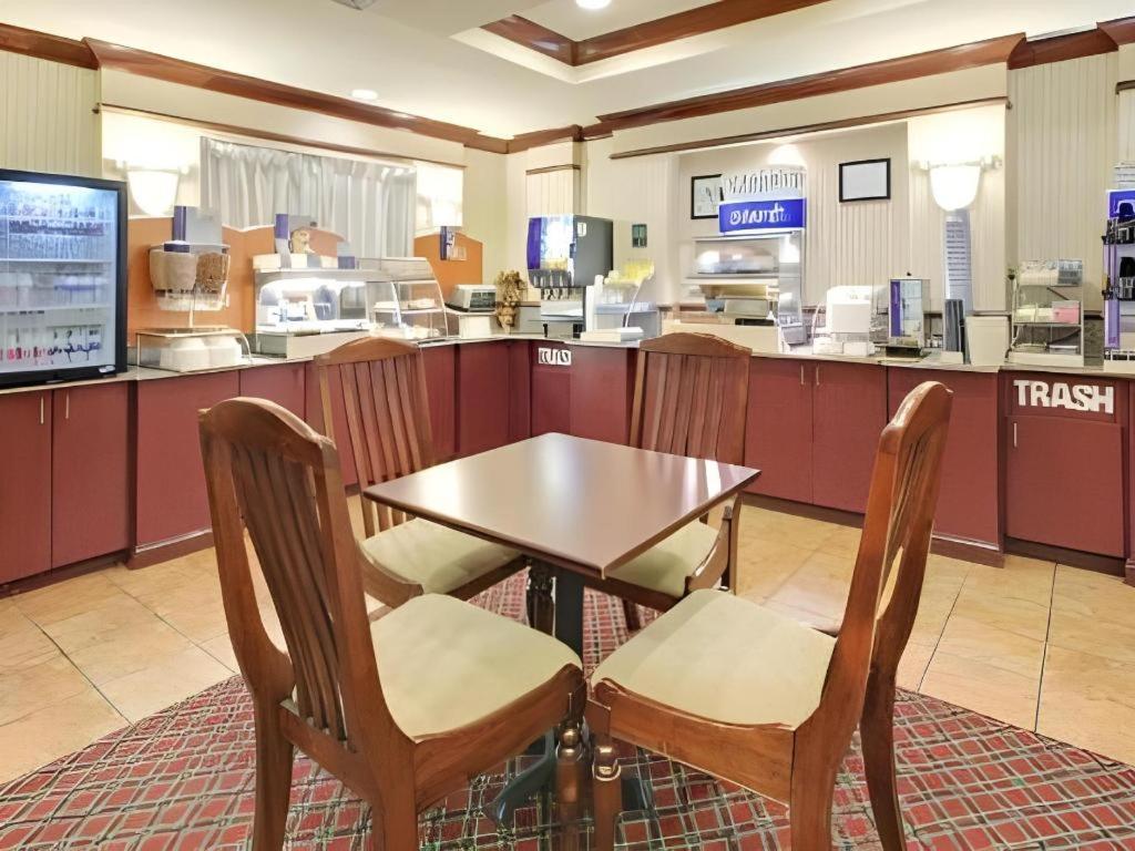 Holiday Inn Express Hotel & Suites Cleveland - Ms By Ihg Eksteriør bilde