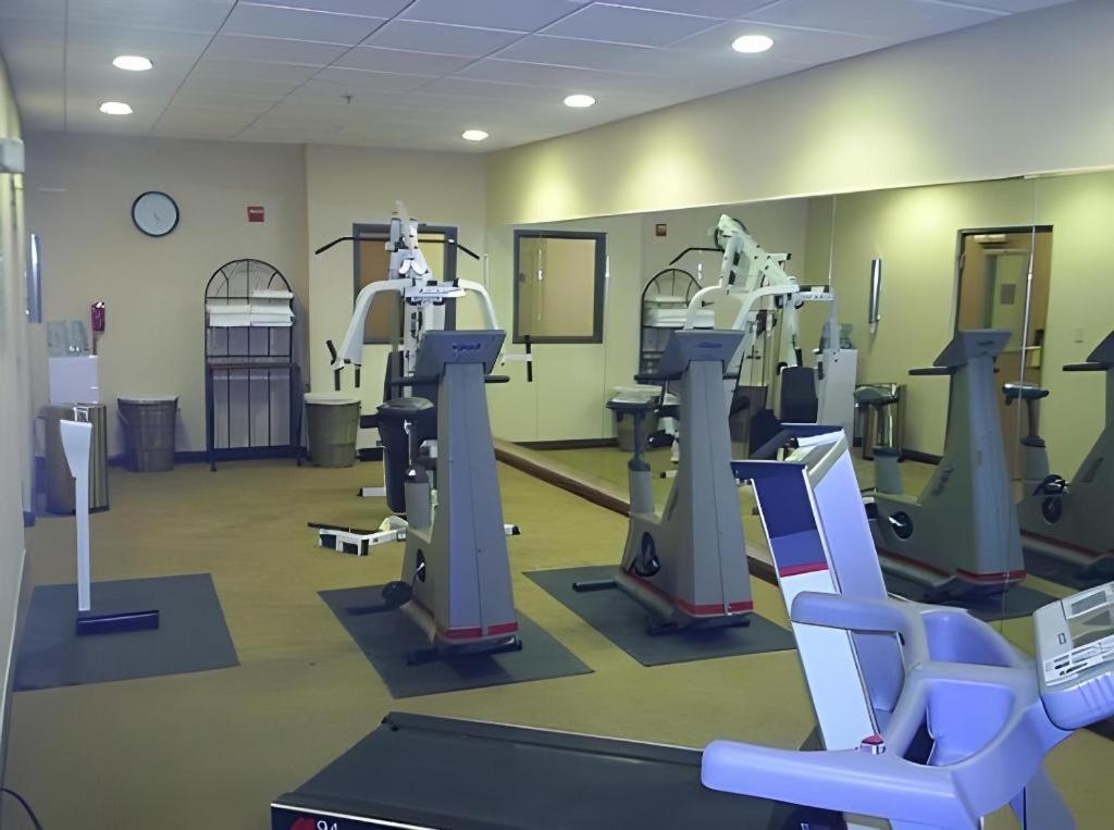 Holiday Inn Express Hotel & Suites Cleveland - Ms By Ihg Eksteriør bilde